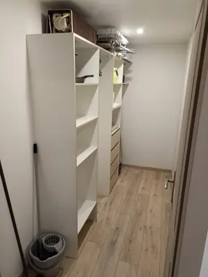 Bibliothèque dans la maison de vacances
