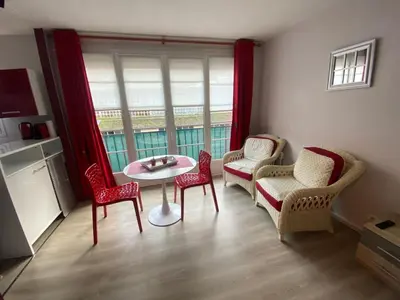 Coin salon dans l'établissement Studio avec parking privé au cœur du Tréport
