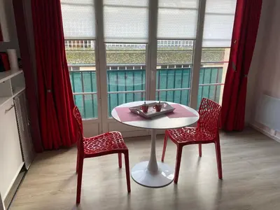 Coin salon dans l'établissement Studio avec parking privé au cœur du Tréport