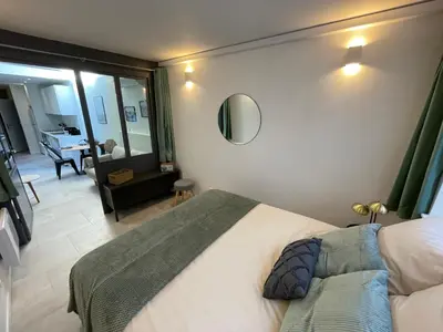 Un ou plusieurs lits dans un hébergement de l'établissement Loft central climatisé avec verrière