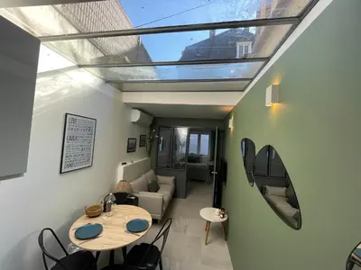 Télévision ou salle de divertissement dans l'établissement Loft central climatisé avec verrière