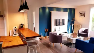 Coin salon dans l'établissement Le Bleu - Parking - 2 chambres - 1 bureau