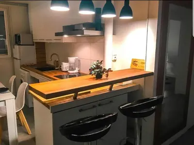 Cuisine ou kitchenette dans l'établissement Le Bleu - Parking - 2 chambres - 1 bureau