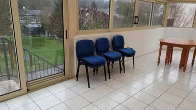 Coin salon dans l'établissement chez anita