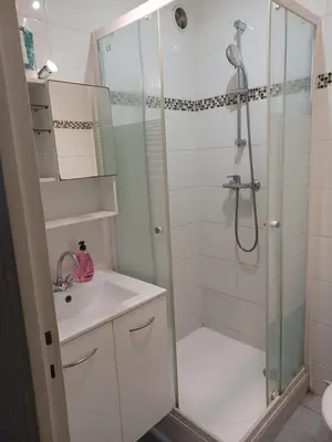 Salle de bains dans l'établissement Studio à mantes