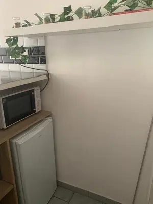 Cuisine ou kitchenette dans l'établissement Studio à mantes