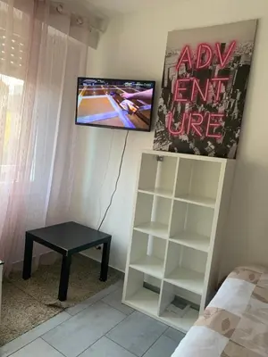 Télévision ou salle de divertissement dans l'établissement Studio à mantes