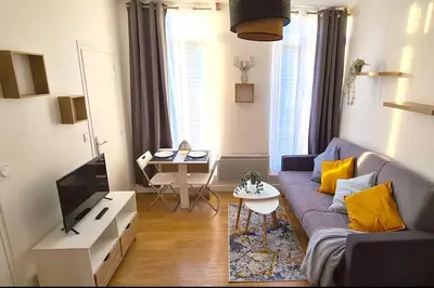 Télévision ou salle de divertissement dans l'établissement Cosy Studio au coeur de Rouen