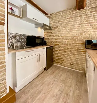 Cuisine ou kitchenette dans l'établissement Le Confort Normand - Sur les quais & proxy plage - Chaleureux - Full équipé & netflix - Parking gratuit
