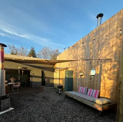 Coin salon dans l'établissement Gîte avec bain nordique dans la campagne brayonne pour 2 personnes