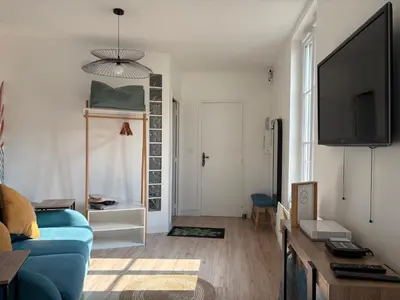 Télévision ou salle de divertissement dans l'établissement ​Cœur de ville ! Cœur de l'Oise​​ ! Moderne & fonctionnel​