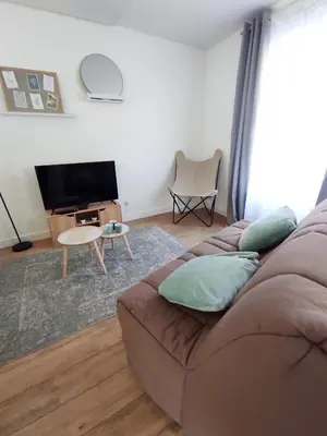 Télévision ou salle de divertissement dans l'établissement Les Nuits Bonneuilloises Le Percheron