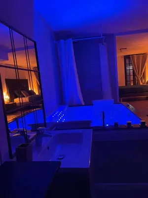 Un ou plusieurs lits dans un hébergement de l'établissement Loft ravissant 45m2 Jacuzzi RVB NIGHT 2 ÉTABLISSEMENT FERMÉ DÉFINITIVEMENT