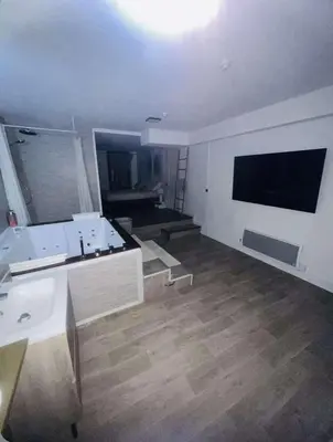 Télévision ou salle de divertissement dans l'établissement Loft ravissant 45m2 Jacuzzi RVB NIGHT 2 ÉTABLISSEMENT FERMÉ DÉFINITIVEMENT