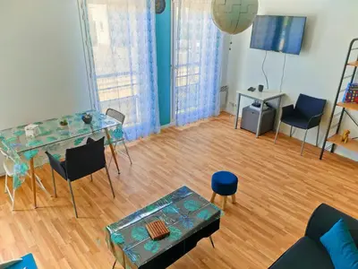 Télévision ou salle de divertissement dans l'établissement CHARMANT APPARTEMENT SUR SOTTEVILLES LES ROUEN