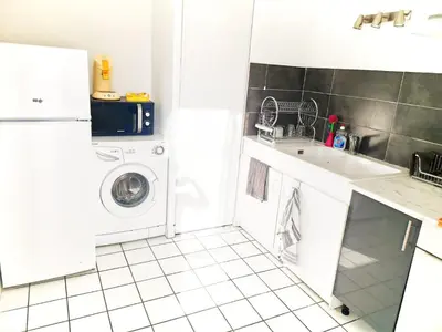 Cuisine ou kitchenette dans l'établissement CHARMANT APPARTEMENT SUR SOTTEVILLES LES ROUEN