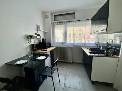 Cuisine ou kitchenette dans l'établissement L'essentiel, Studio Rouen proche gare - 053