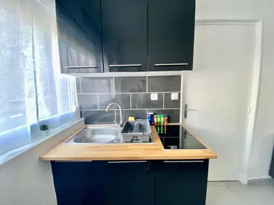 Cuisine ou kitchenette dans l'établissement L'essentiel, Studio Rouen proche gare - 053