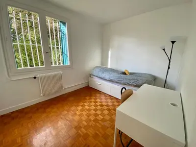 Un ou plusieurs lits dans un hébergement de l'établissement Appt T4 proche du centre - ville de Rouen - 045
