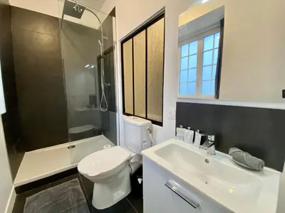 Salle de bains dans l'établissement Henry I - petit appartement lumineux - 014