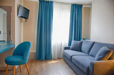 Télévision ou salle de divertissement dans l'établissement Auberge la Renaissance