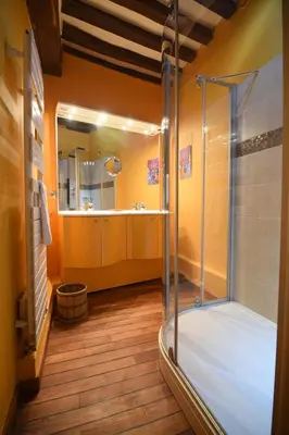 Salle de bains dans l'établissement Les Falaises de l'Estran