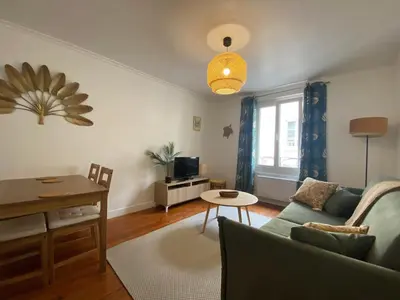 Télévision ou salle de divertissement dans l'établissement L'Abri-gîte - Appartement moderne idéalement situé en centre ville BY HOLIDIEPPE