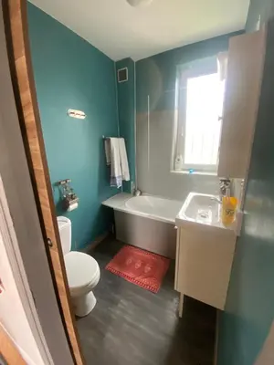 Salle de bains dans l'établissement Chambre privée les Clottins dans maison