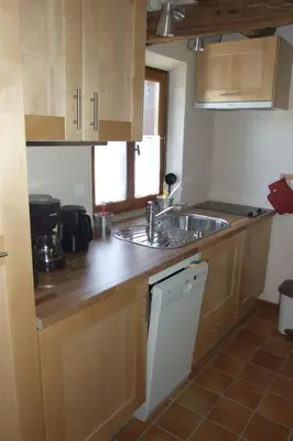 Cuisine ou kitchenette dans l'établissement Les Pins - Maison avec parking ferme et jardin commun au calme