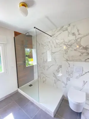 Salle de bains dans l'établissement La Maison des Vacances, à deux pas de la mer.