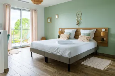 Un ou plusieurs lits dans un hébergement de l'établissement La Villa Perchée, Appartements Élégants, sauna Privé, sport, terrasses et Vue Panoramique, Parking protégé, proche PARIS