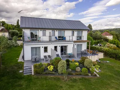 Jardin de l'établissement La Villa Perchée, Appartements Élégants, sauna Privé, sport, terrasses et Vue Panoramique, Parking protégé, proche PARIS