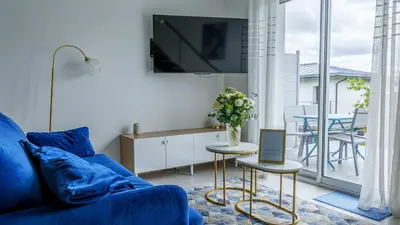 Télévision ou salle de divertissement dans l'établissement La Villa Perchée, Appartements Élégants, sauna Privé, sport, terrasses et Vue Panoramique, Parking protégé, proche PARIS