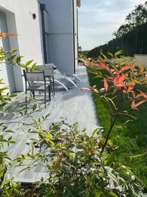 Jardin de l'établissement La Villa Perchée, Appartements Élégants, sauna Privé, sport, terrasses et Vue Panoramique, Parking protégé, proche PARIS