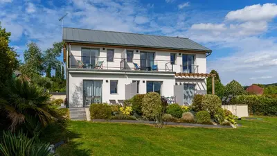 Jardin de l'établissement La Villa Perchée, Appartements Élégants, sauna Privé, sport, terrasses et Vue Panoramique, Parking protégé, proche PARIS
