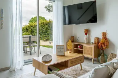 Télévision ou salle de divertissement dans l'établissement La Villa Perchée, Appartements Élégants, sauna Privé, sport, terrasses et Vue Panoramique, Parking protégé, proche PARIS