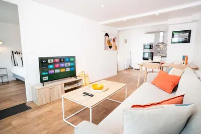 Télévision ou salle de divertissement dans l'établissement L'air Du Temps - appartement cosy au Tréport