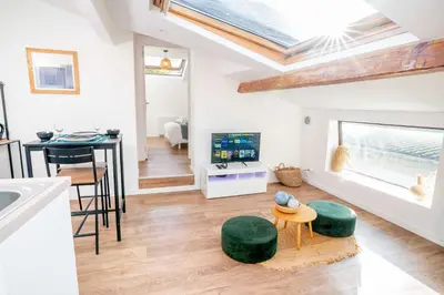 Télévision ou salle de divertissement dans l'établissement L'Air du Sud - appartement chaleureux Le Tréport