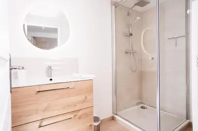 Salle de bains dans l'établissement L'Air du Sud - appartement chaleureux Le Tréport