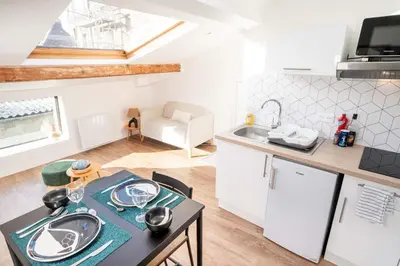 Cuisine ou kitchenette dans l'établissement L'Air du Sud - appartement chaleureux Le Tréport