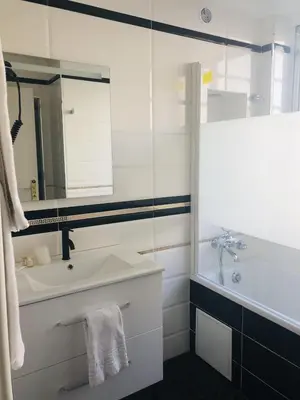 Salle de bains dans l'établissement Hôtel d'Angleterre Rouen Centre Gare