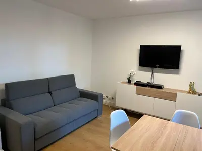 Télévision ou salle de divertissement dans l'établissement Deux pièces cosy à La Croisette