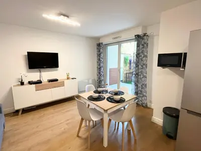 Télévision ou salle de divertissement dans l'établissement Deux pièces cosy à La Croisette