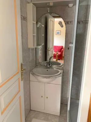 Salle de bains dans l'établissement Le Petit Logis entre Auvers et Paris