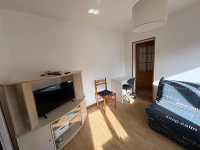 Télévision ou salle de divertissement dans l'établissement Le Petit Logis entre Auvers et Paris
