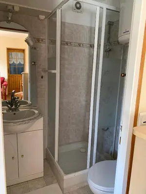Salle de bains dans l'établissement Le Petit Logis entre Auvers et Paris