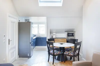 Cuisine ou kitchenette dans l'établissement Les appartements de Chantilly - gare