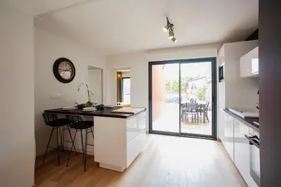 Cuisine ou kitchenette dans l'établissement Appartement Les Jardins de Jules Verne - Côté Jardin