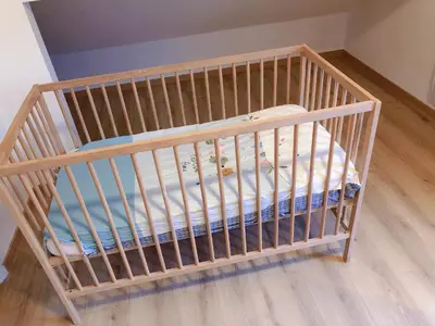 Un ou plusieurs lits dans un hébergement de l'établissement petite maison avec jardin dans banlieue de Paris