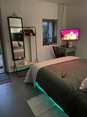 Un ou plusieurs lits dans un hébergement de l'établissement Suite privée avec accès jardin en coeur de village